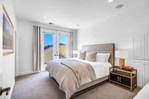 4 habitaciones, escritorio y tabla de planchar con plancha 