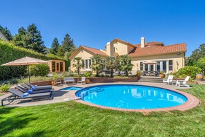 A heated pool - Wine Country Luxury Retreat - Pool Sauna Spa Views (Santa Rosa)