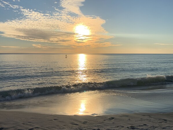 Beach nearby, sun loungers, beach towels