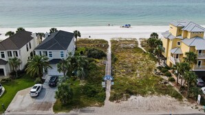 Zona residencial costera con casas, una playa y un paseo marítimo.
