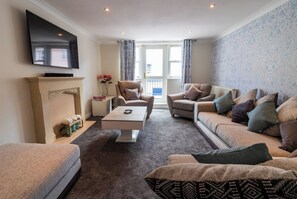 Living area - SeaEsta - Luxury family home short walk to harbour (Torquay)