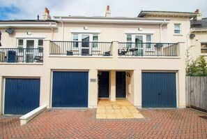 Exterior - SeaEsta - Luxury family home short walk to harbour (Torquay)