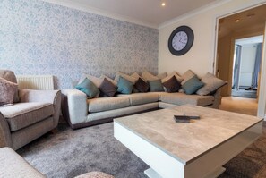 Living area - SeaEsta - Luxury family home short walk to harbour (Torquay)