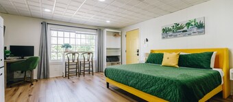 The Little Lemon Studio | King Bed | Office Space | Walk to Winthrop