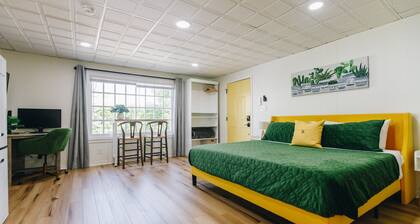 The Little Lemon Studio | King Bed | Office Space | Walk to Winthrop