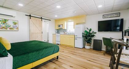 The Little Lemon Studio | King Bed | Office Space | Walk to Winthrop