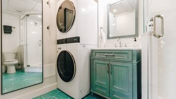 Dusch, hårtork och handdukar