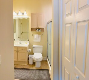 Bathtub, hair dryer, towels, shampoo