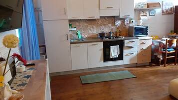 Frigorifero, microonde, forno, piano cottura