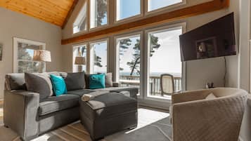 Deluxe House, Private Bathroom, Ocean View (Honeymoon Cove) | Interior