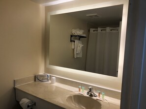 Signature Studio, 2 Queen Beds, Non Smoking, Oceanfront | Bathroom | Combined shower/tub, towels - Gazebo Inn Oceanfront (Myrtle Beach)