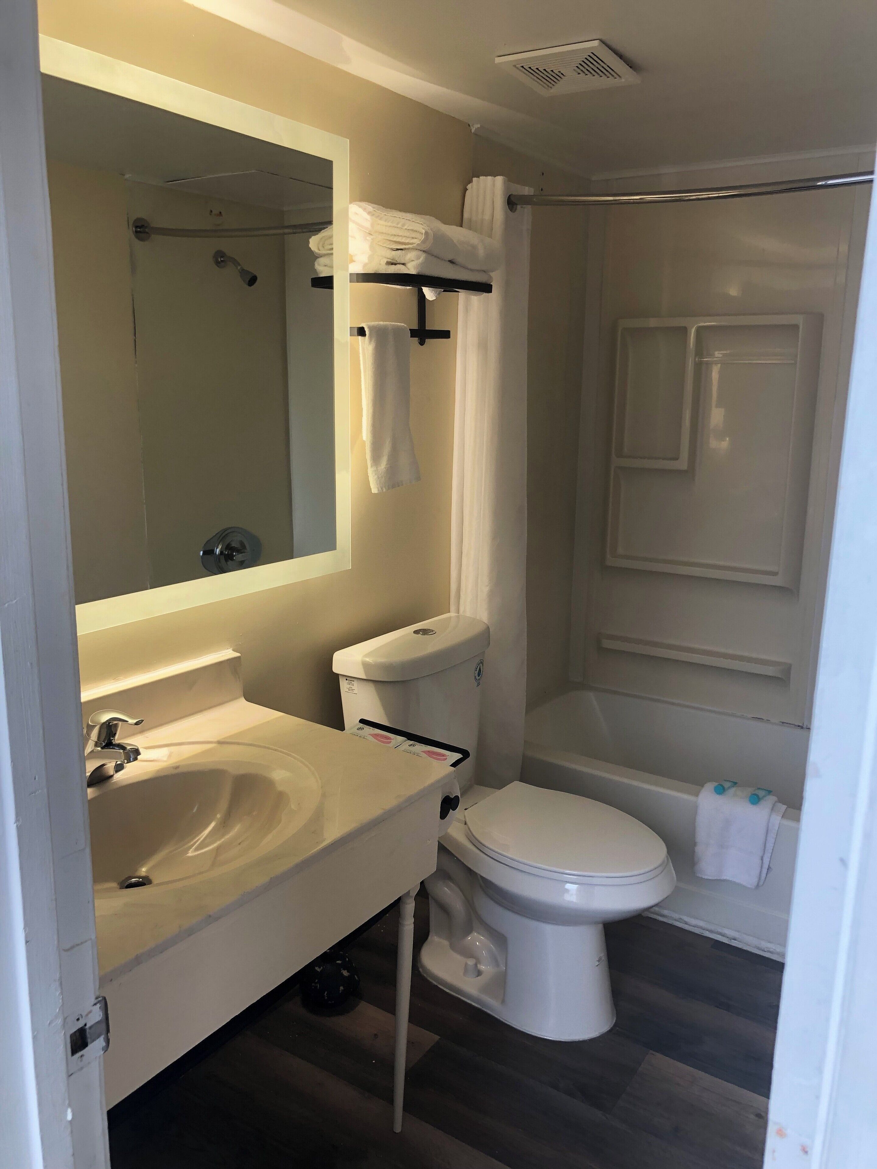Een badkamer met een wastafel, toilet en douche.