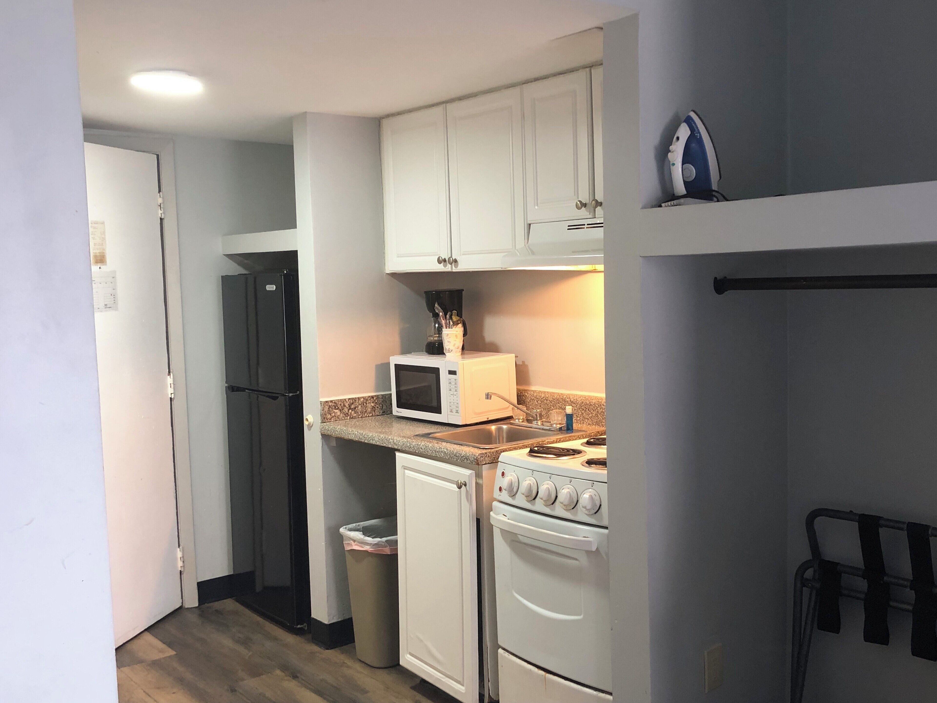 Quarto casal ou duplo conforto, 2 camas Queen, para não fumantes, cozinha americana | Cozinha privada | Micro-ondas