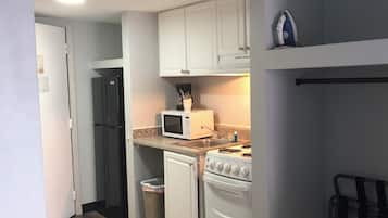 Quarto casal ou duplo conforto, 2 camas Queen, para não fumantes, cozinha americana | Cozinha privada | Micro-ondas