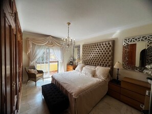 4 makuuhuonetta, tallelokero huoneessa, silitysrauta/-lauta