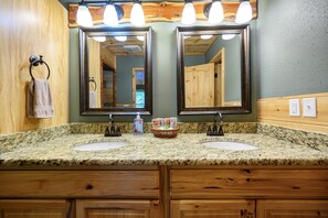 Bathtub, towels, soap, toilet paper - Family Retreat Near Beavers Bend - Hot Tub, Fire Pit, Pet-Friendly, Sleeps 9 (Broken Bow)