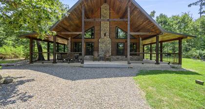5/5 Guest Favorite: Cozy Winter Retreat - Hot Tub, Fire Pit, and Warm Vibes