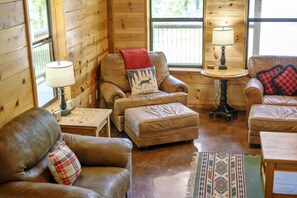 Een smart-tv, een open haard, een dvd-speler en boeken