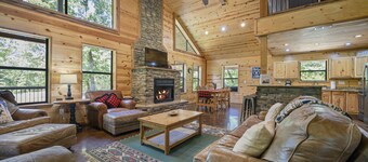 Beavers Bend Family Cabin - Hot Tub, Fire Pit, Pet-Friendly, Sleeps 9