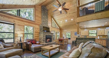 Beavers Bend Family Cabin - Hot Tub, Fire Pit, Pet-Friendly, Sleeps 9