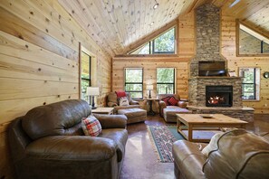 Een smart-tv, een open haard, een dvd-speler en boeken