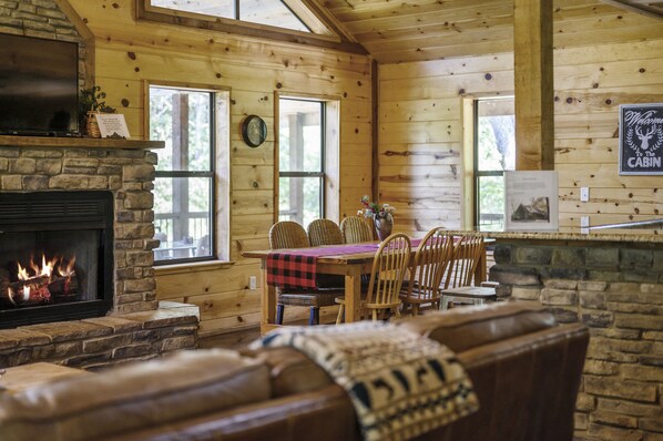 Dining - Family Retreat Near Beavers Bend - Hot Tub, Fire Pit, Pet-Friendly, Sleeps 9 (Broken Bow)