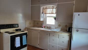 Geladeira, micro-ondas, fogão, cooktop