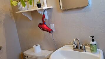 Kylpyamme, hiustenkuivaaja, pyyhkeet, saippua