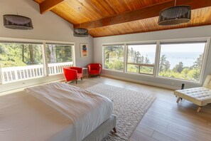 House, Private Bathroom, Ocean View (Mervue Estate) | Interior - Mervue Estate at Crook Point (Brookings)