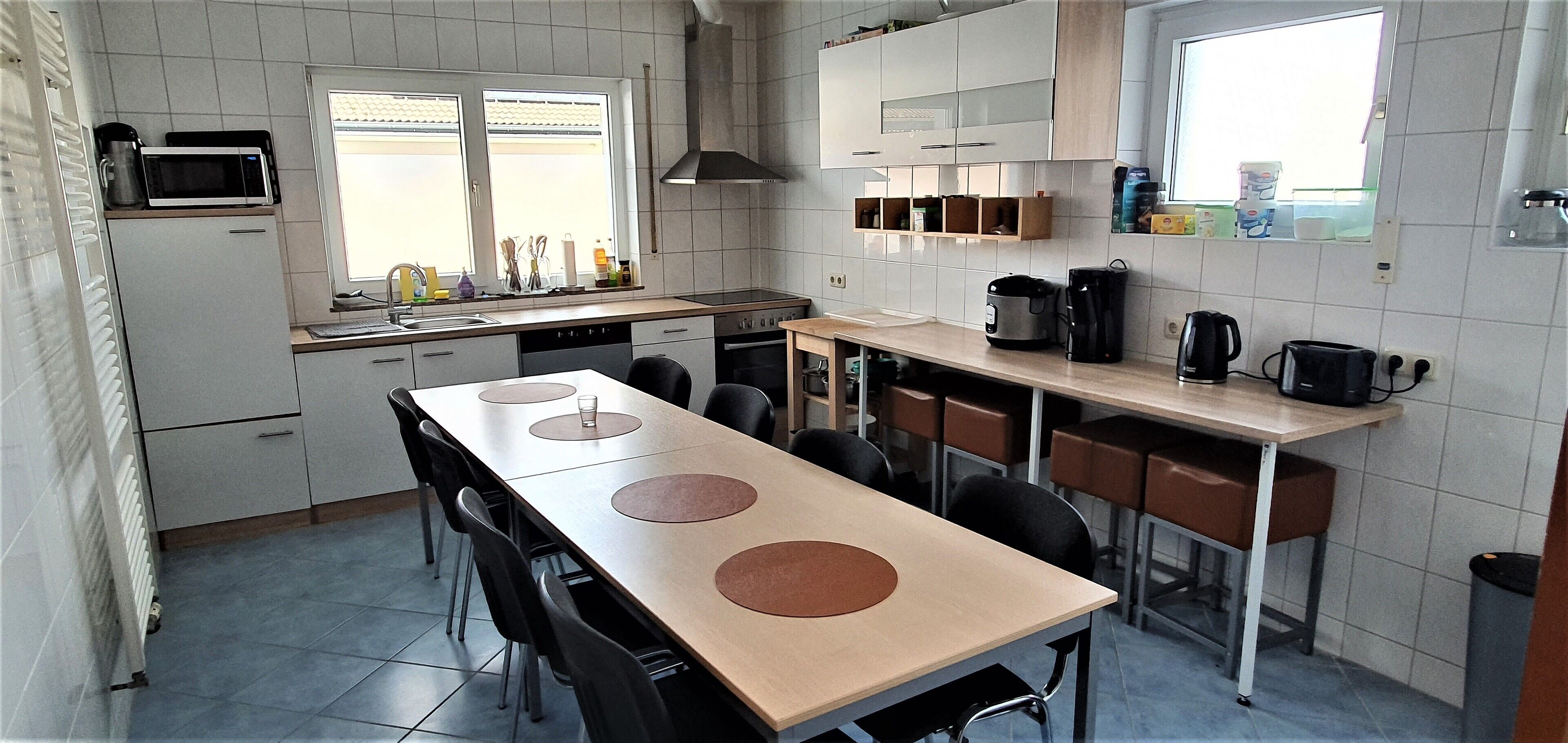 Kylskåp, mikrovågsugn, ugn och spishäll
