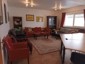 Smart TV, futbolito y libros 