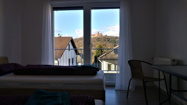 9 soverom, skrivebord, strykejern/-brett og reiseseng for barn