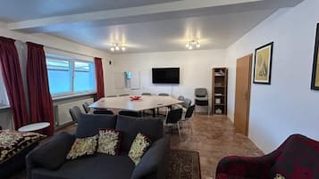 Televisor intel·ligent, futbolí i llibres