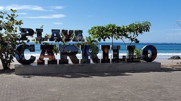 Playa en los alrededores, camastros y toallas de playa
