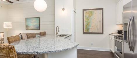 冷蔵庫、電子レンジ、オーブン、コンロ