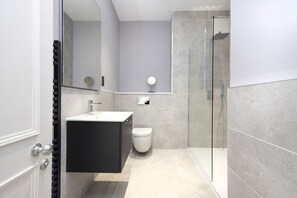 Dusch, hårtork och handdukar