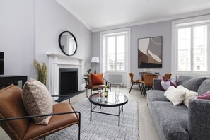 TV - Luxurious Apartment on Notable George Street (Edinburgh)