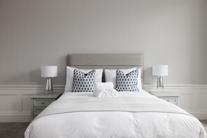 2 bedrooms, iron/ironing board, WiFi, bed sheets - Luxurious Apartment on Notable George Street (Edinburgh)