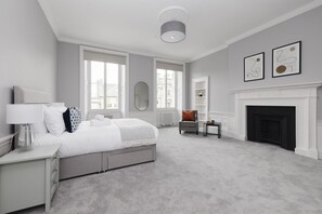 2 bedrooms, iron/ironing board, WiFi, bed sheets - Luxurious Apartment on Notable George Street (Edinburgh)