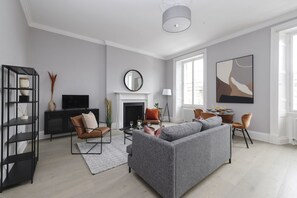 TV - Luxurious Apartment on Notable George Street (Edinburgh)