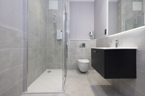 シャワー、ヘアドライヤー、タオル