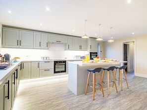 Ovn, oppvaskmaskin, høy barnestol og fryser