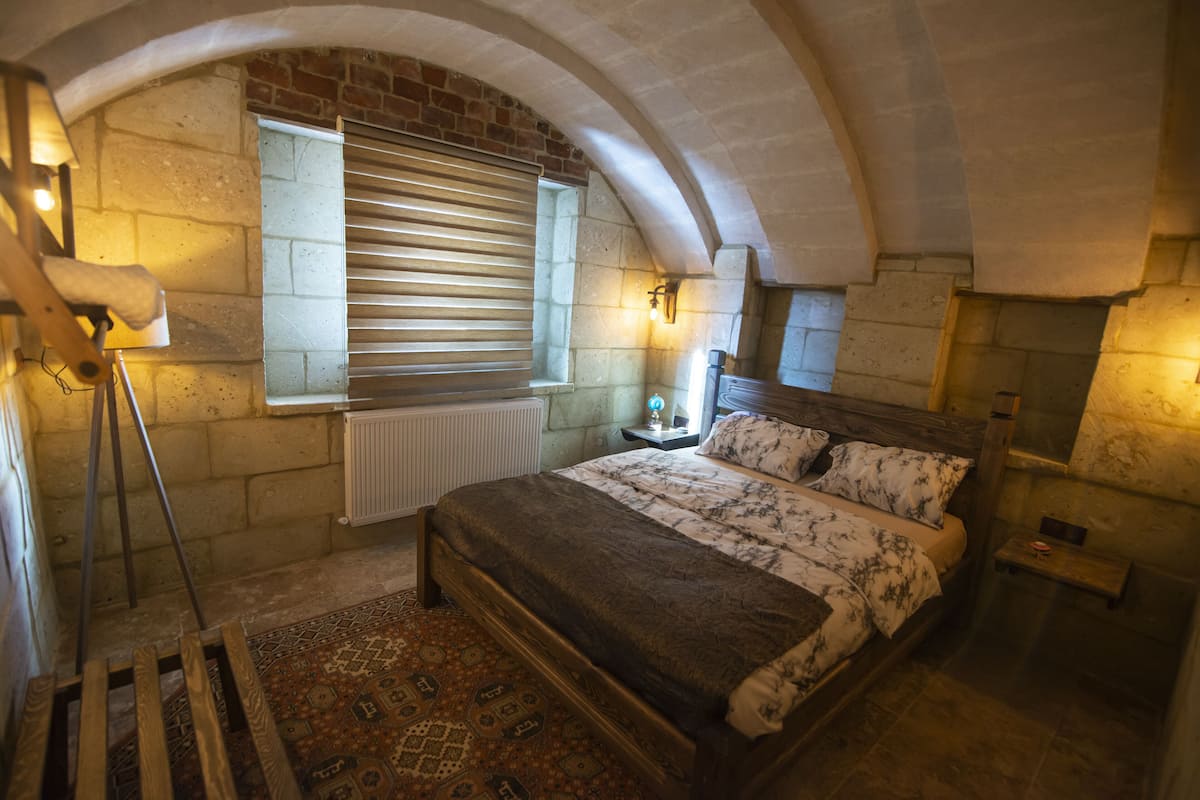 Hypo-allergenic bedding, Select Comfort beds, desk, free WiFi