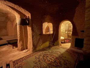 プレミアム スタジオスイート | 低刺激性寝具、セレクト コンフォート製ベッド、客室ごとに異なる装飾、客室ごとに異なるインテリア