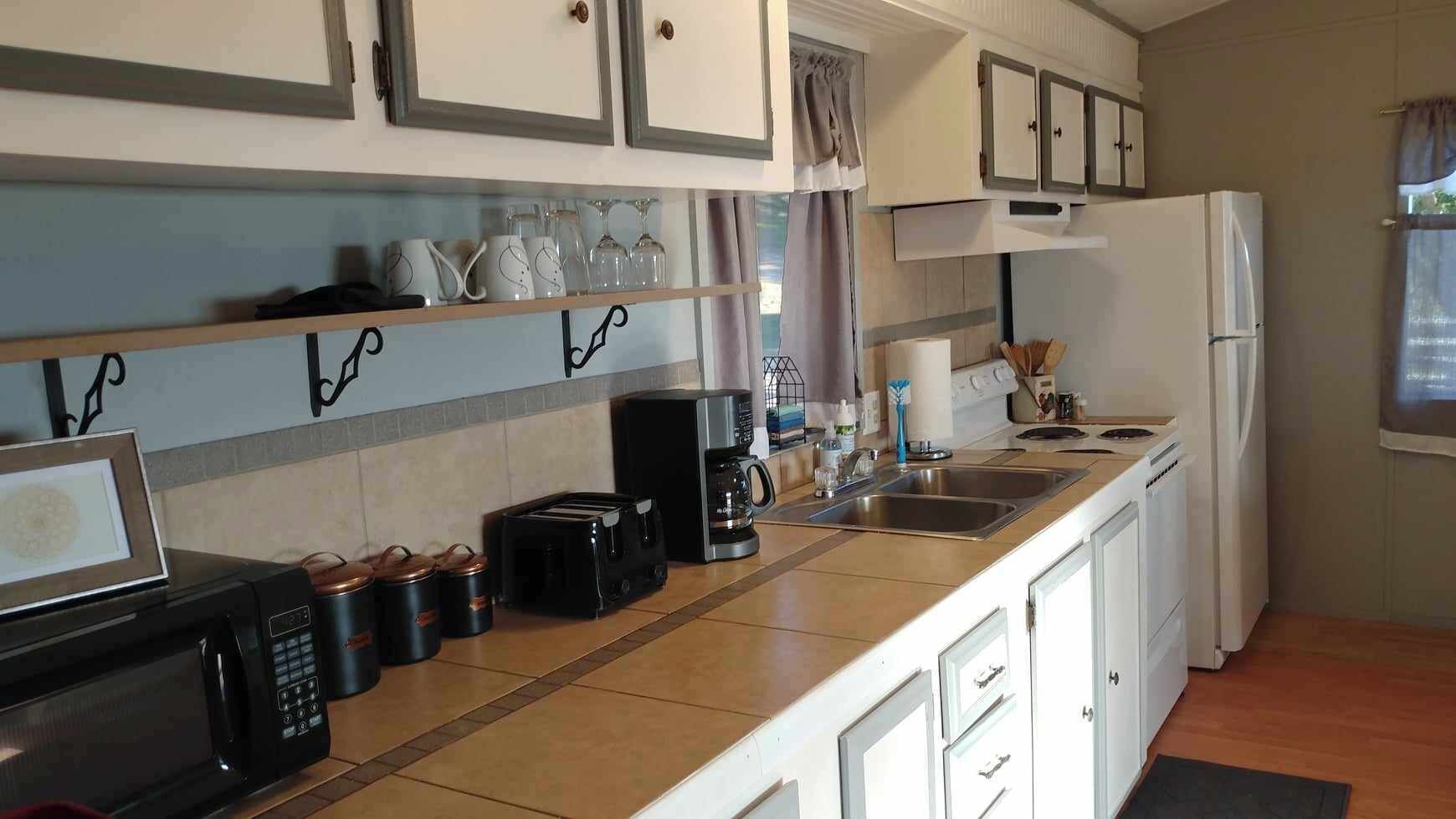 Kühlschrank, Mikrowelle, Ofen, Herdplatte