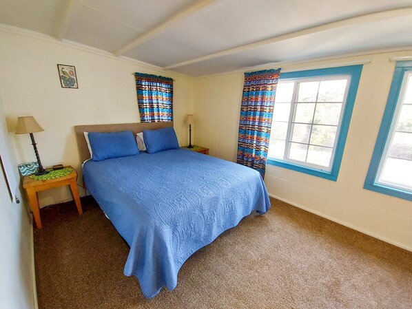 3 makuuhuonetta, työpöytä, silitysrauta/-lauta, vauvan matkasänky