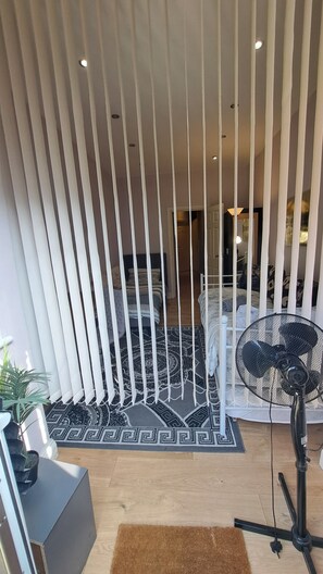 2 bedrooms, desk, iron/ironing board, free WiFi - Privet apartment with 2 bedrooms for relaxing escape in EastHam near CentralPark (London)