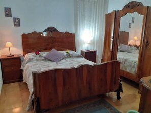 1 Schlafzimmer, Zimmersafe, Schreibtisch, Bügeleisen/Bügelbrett