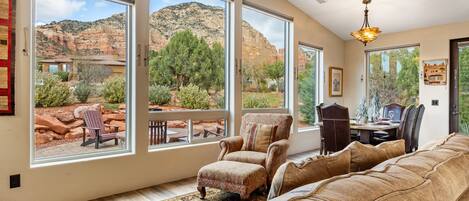 TV connectée, livres, espaces bureaux, imprimantes