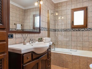 Duschwanne, Haartrockner, Bademäntel, Bidet